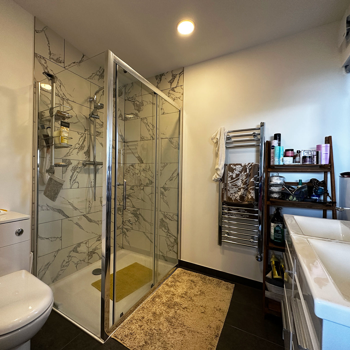 Designer bathroom for large premium mobile home